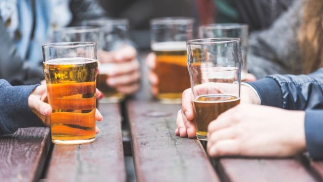 ¿Cuándo se puede consumir alcohol después de la rinoplastía? Pasada las dos semanas pueden tomar cerveza u otra bebida. 